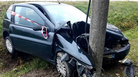 incidente pegognaga|Si schianta contro un palo grave una 21enne di Luzzara